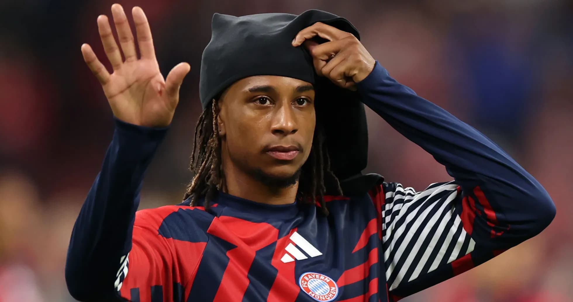 Jugador de Bayern Múnich levantando la mano en saludo