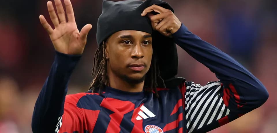 Jugador de Bayern Múnich levantando la mano en saludo