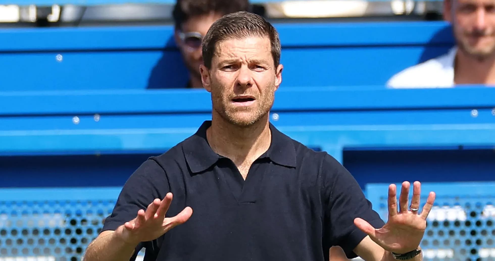 Entrenador dirigiendo a su equipo en el campo