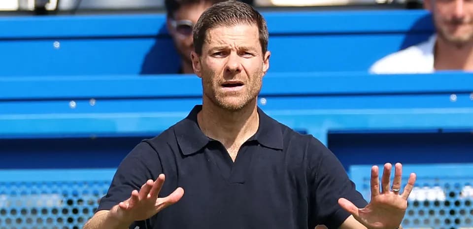 Entrenador dirigiendo a su equipo en el campo