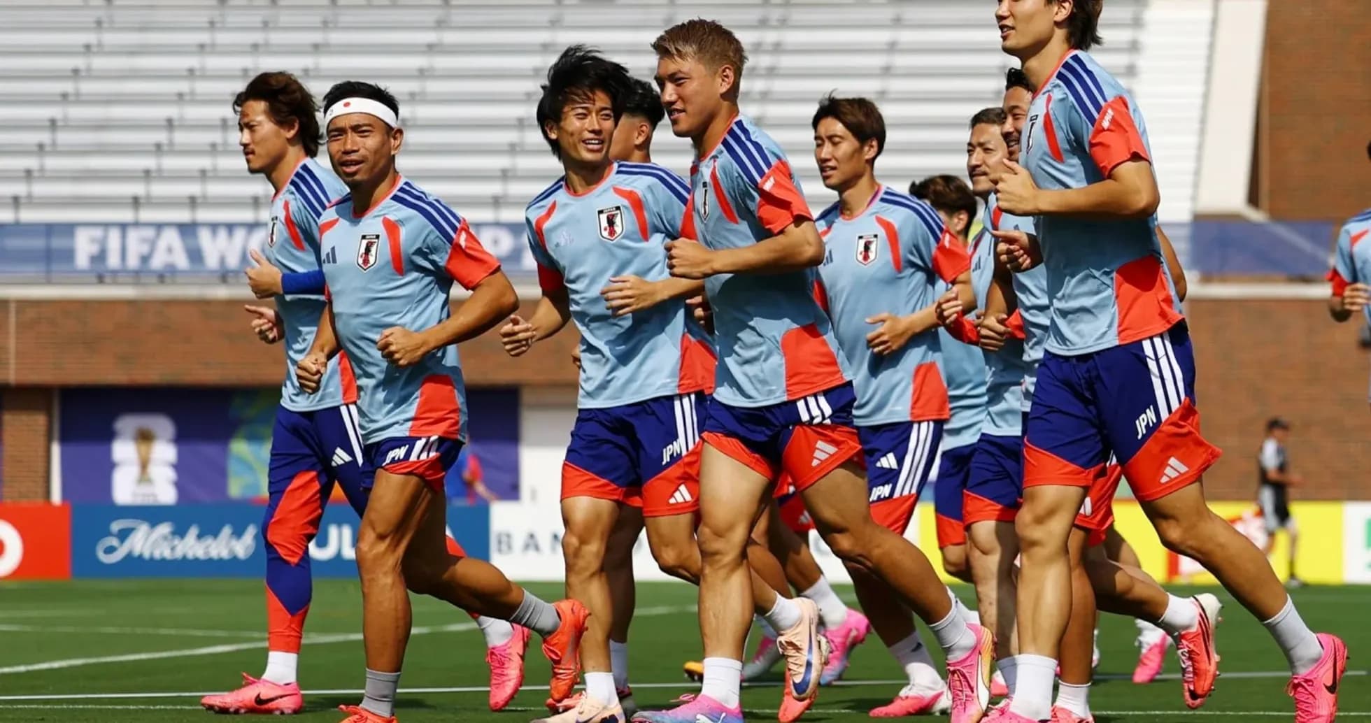 Jugadores de Japón corriendo durante sesión de entrenamiento