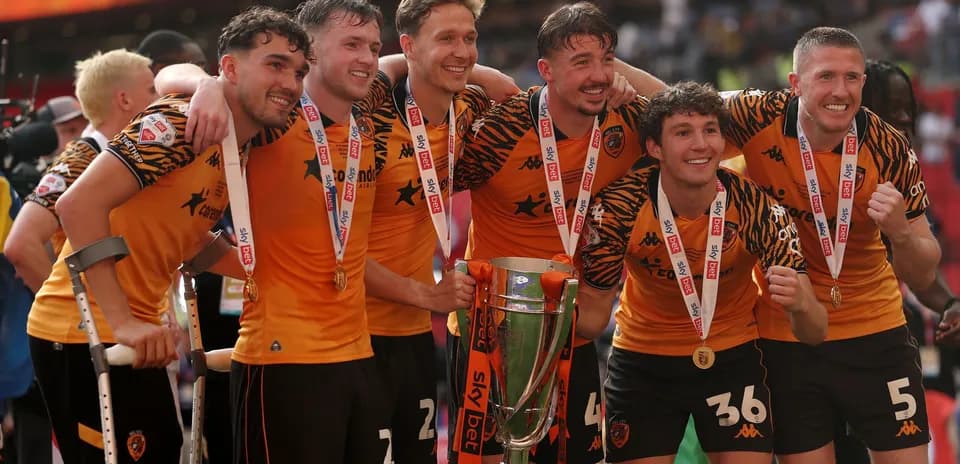 Jugadores de Hull City celebrando con el trofeo