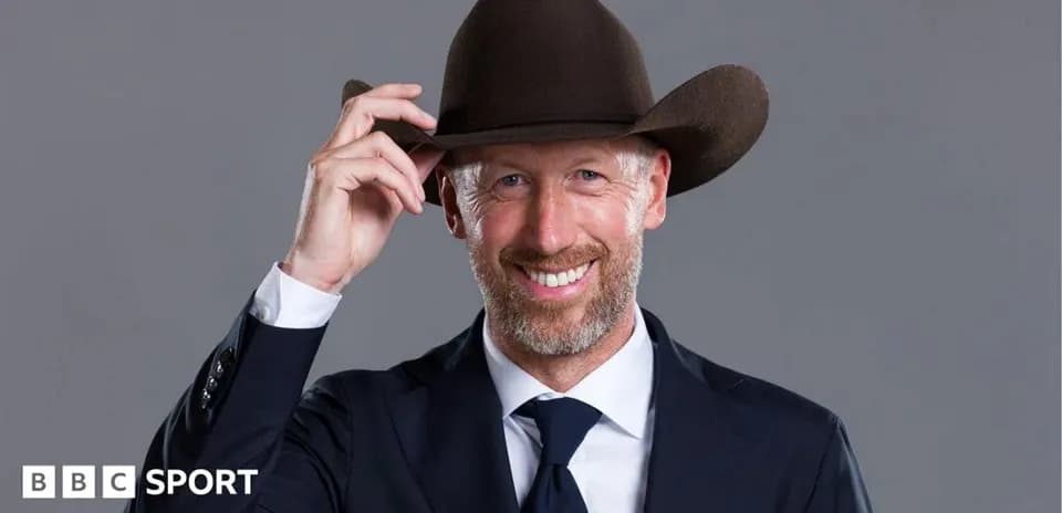Hombre con sombrero vaquero sonriendo en traje