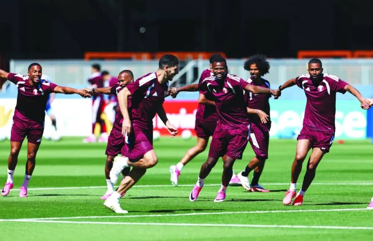 Jugadores de Qatar entrenando en el campo