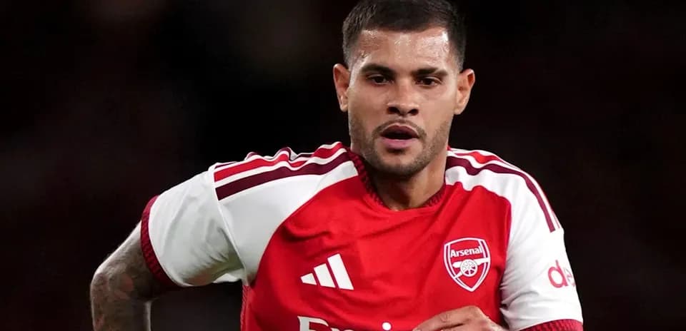 Jugador del Arsenal corriendo durante el partido