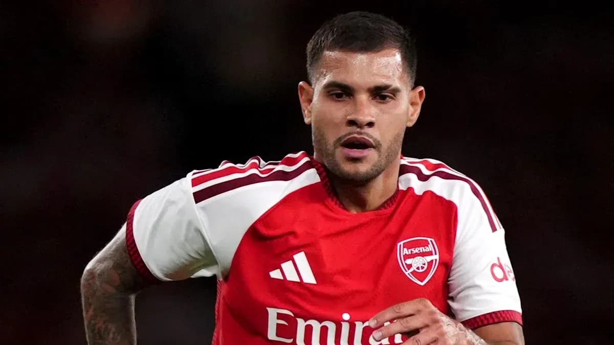 Jugador del Arsenal corriendo durante el partido