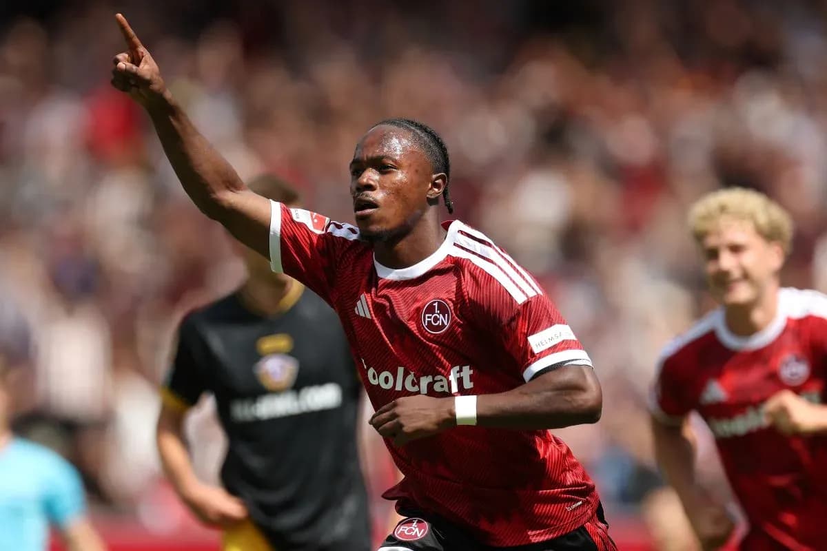 Jugador del 1. FC Nürnberg celebra un gol