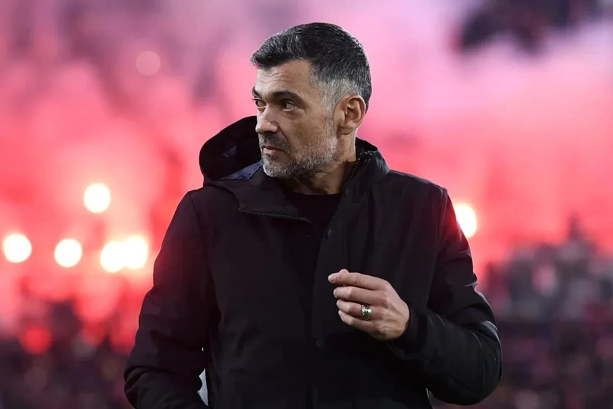 Entrenador observando el partido con humo de fondo