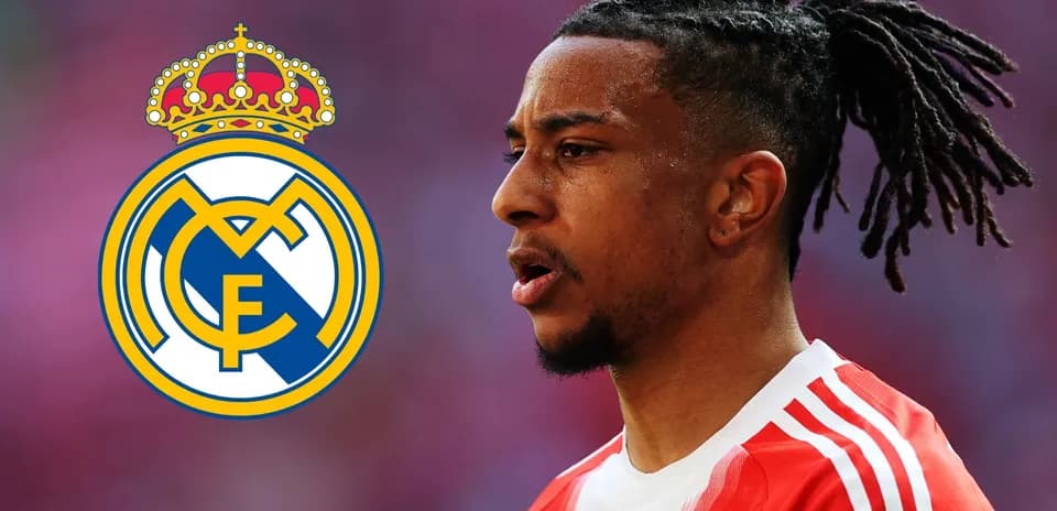 Jugador de fútbol con camiseta roja y escudo del Real Madrid