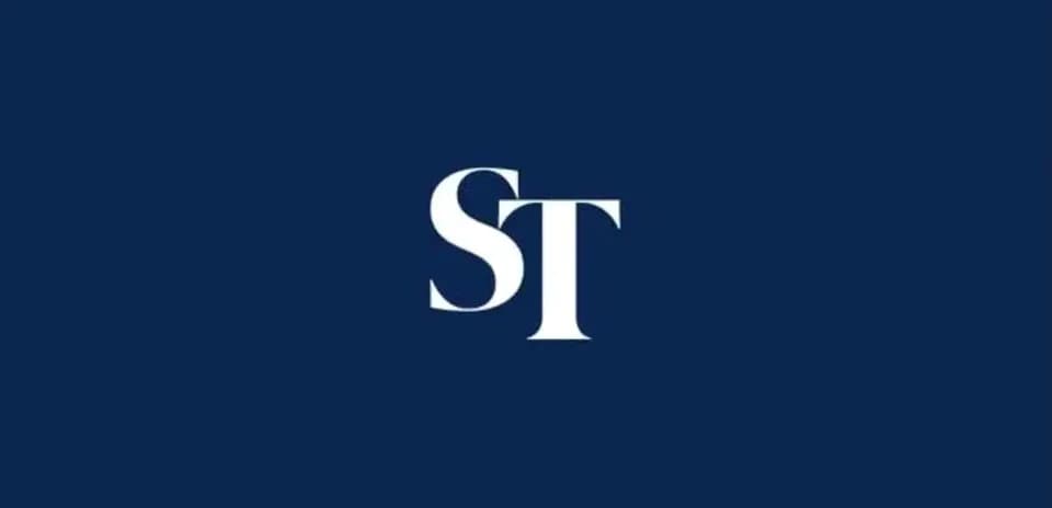 Logo de 'ST' sobre fondo azul oscuro