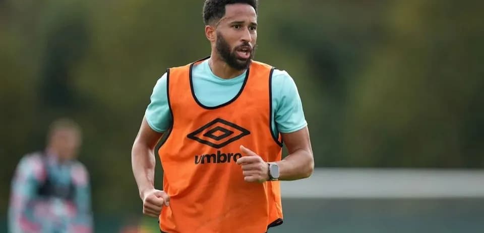 Jugador entrenando con chaleco naranja en el campo