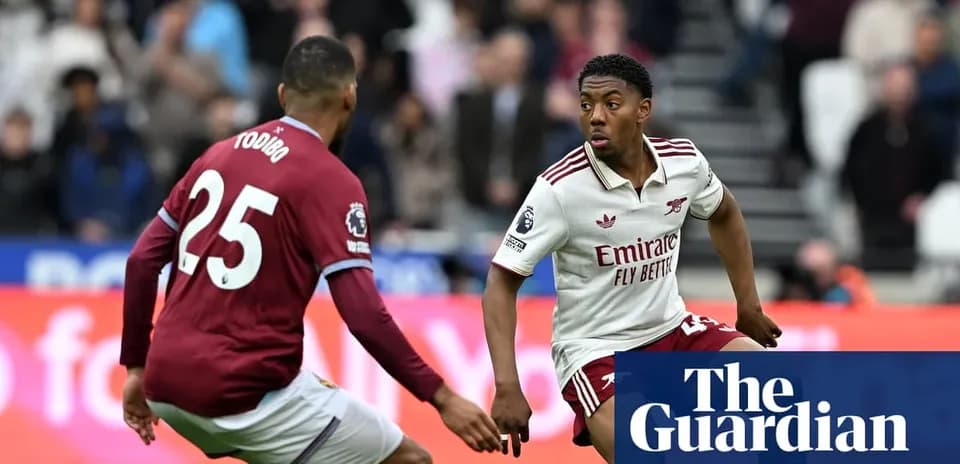 Jugador de Arsenal driblando ante defensor del equipo contrario