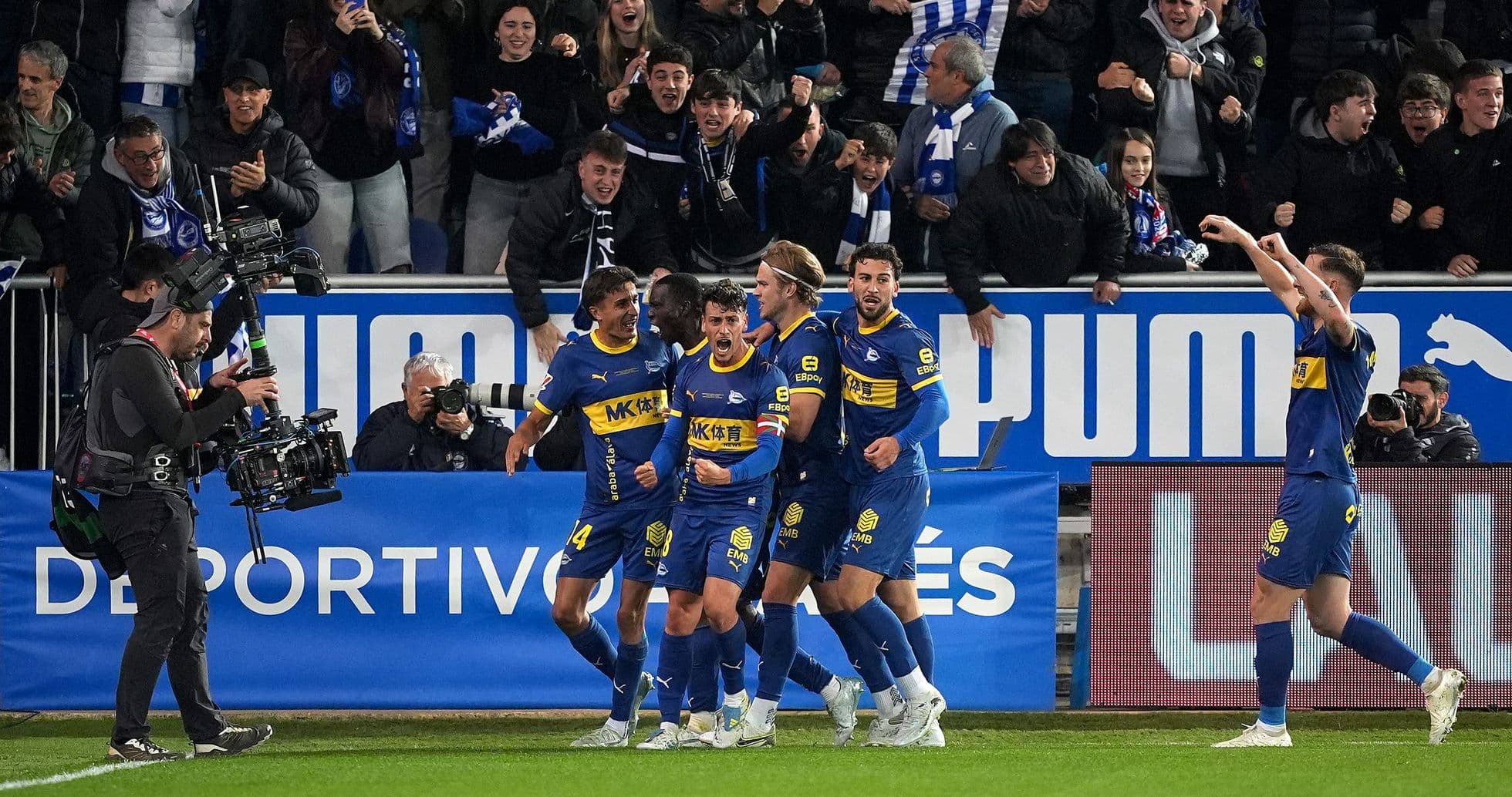 Celebración de jugadores del Alavés tras un gol