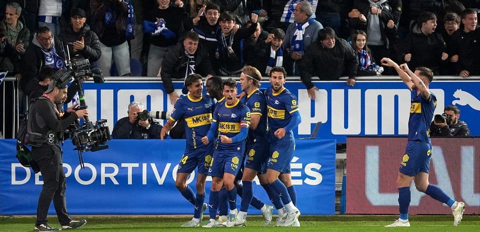 Celebración de jugadores del Alavés tras un gol