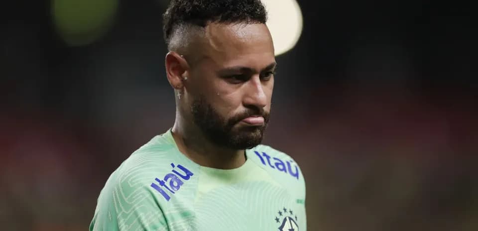 Neymar luciendo serio durante un partido de fútbol