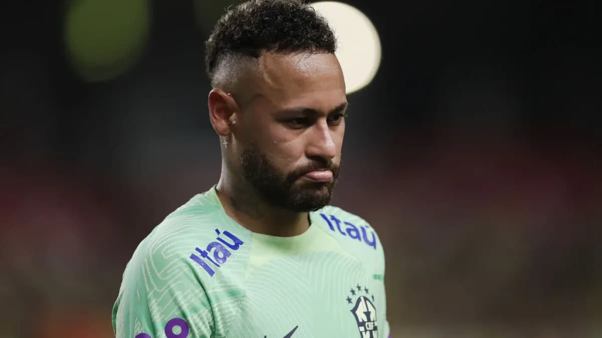 Neymar luciendo serio durante un partido de fútbol
