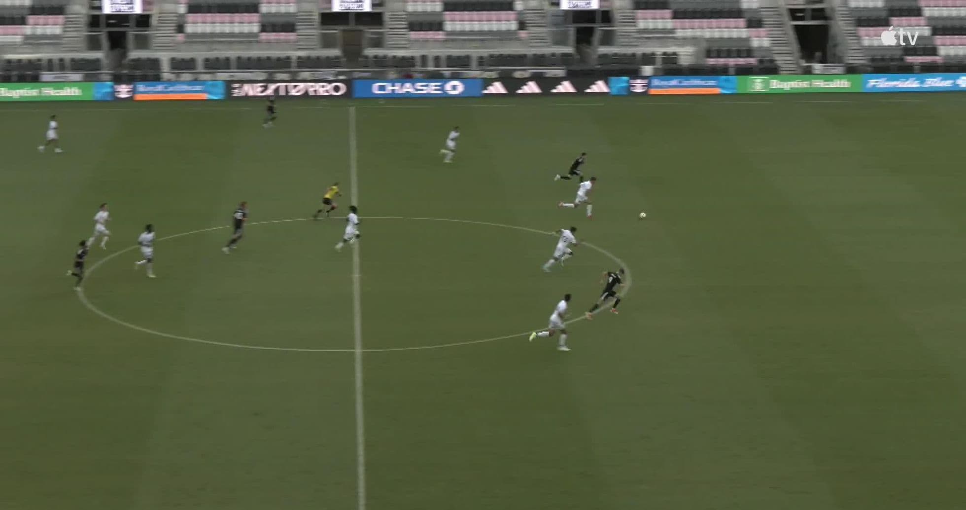 Jugadores corriendo hacia la portería en el partido