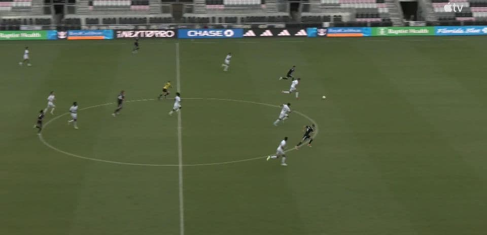 Jugadores corriendo hacia la portería en el partido