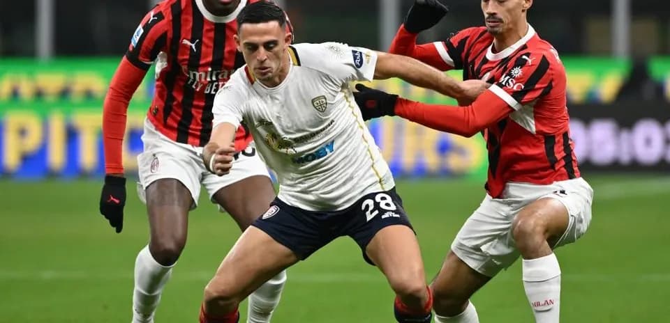 Dos jugadores de AC Milan luchando por el balón