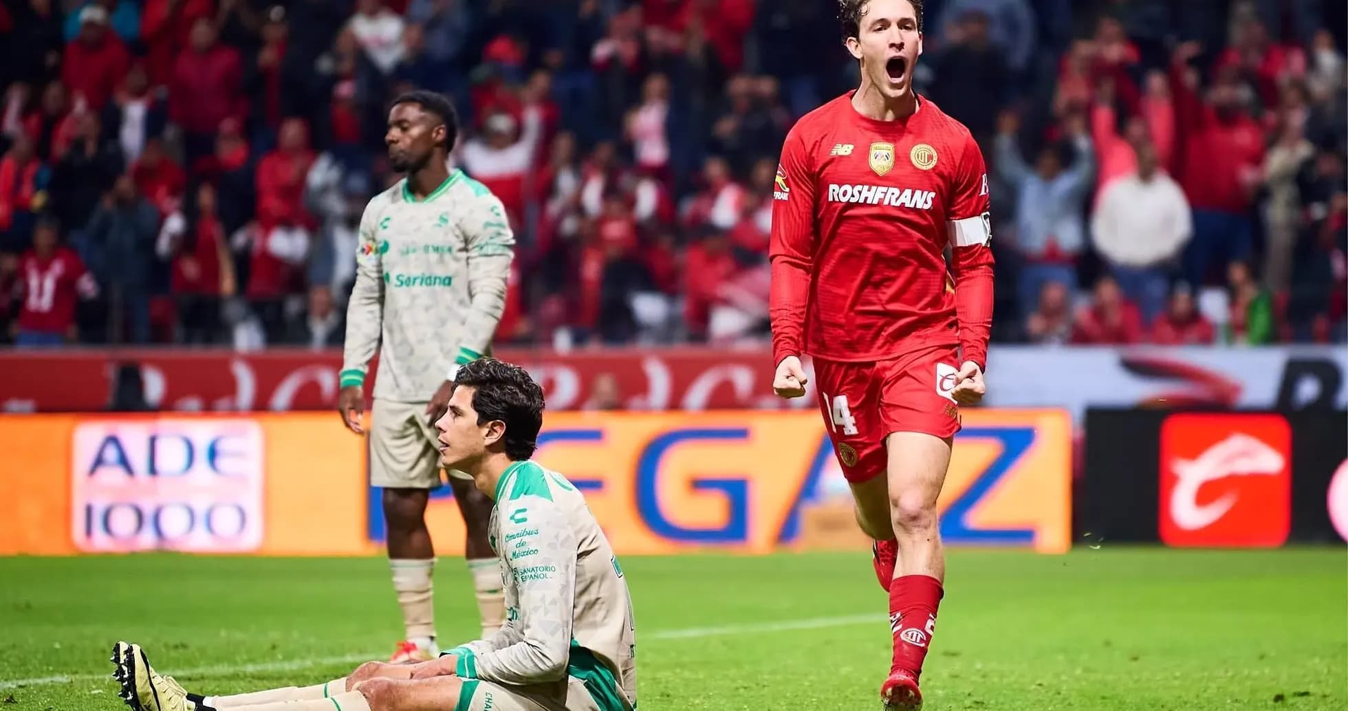 Jugadores de Toluca y Santos Laguna en acción