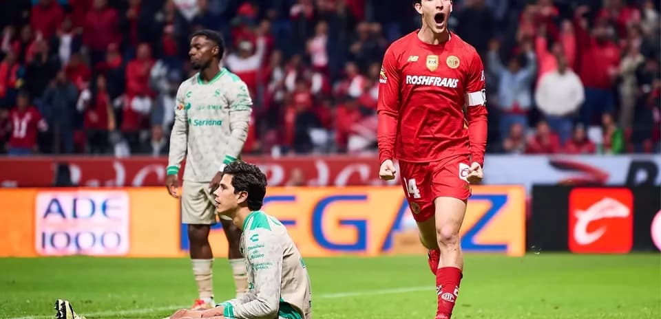 Jugadores de Toluca y Santos Laguna en acción