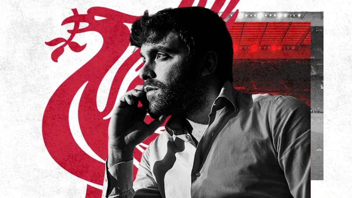 Hombre hablando por teléfono con fondo de Liverpool