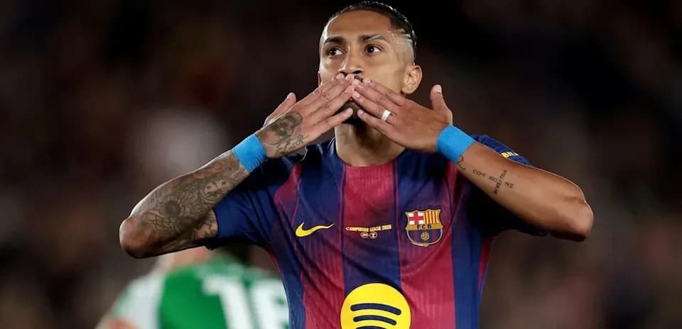 Jugador de Barcelona besando sus manos en el campo