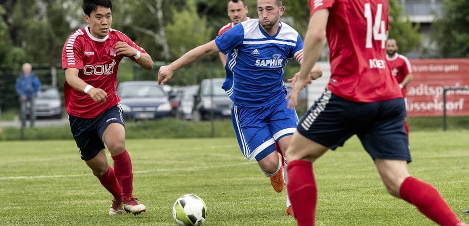 Jugadores compitiendo en partido de fútbol