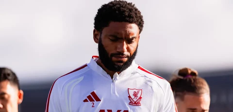 Jugador de Liverpool FC en la alineación previa al partido