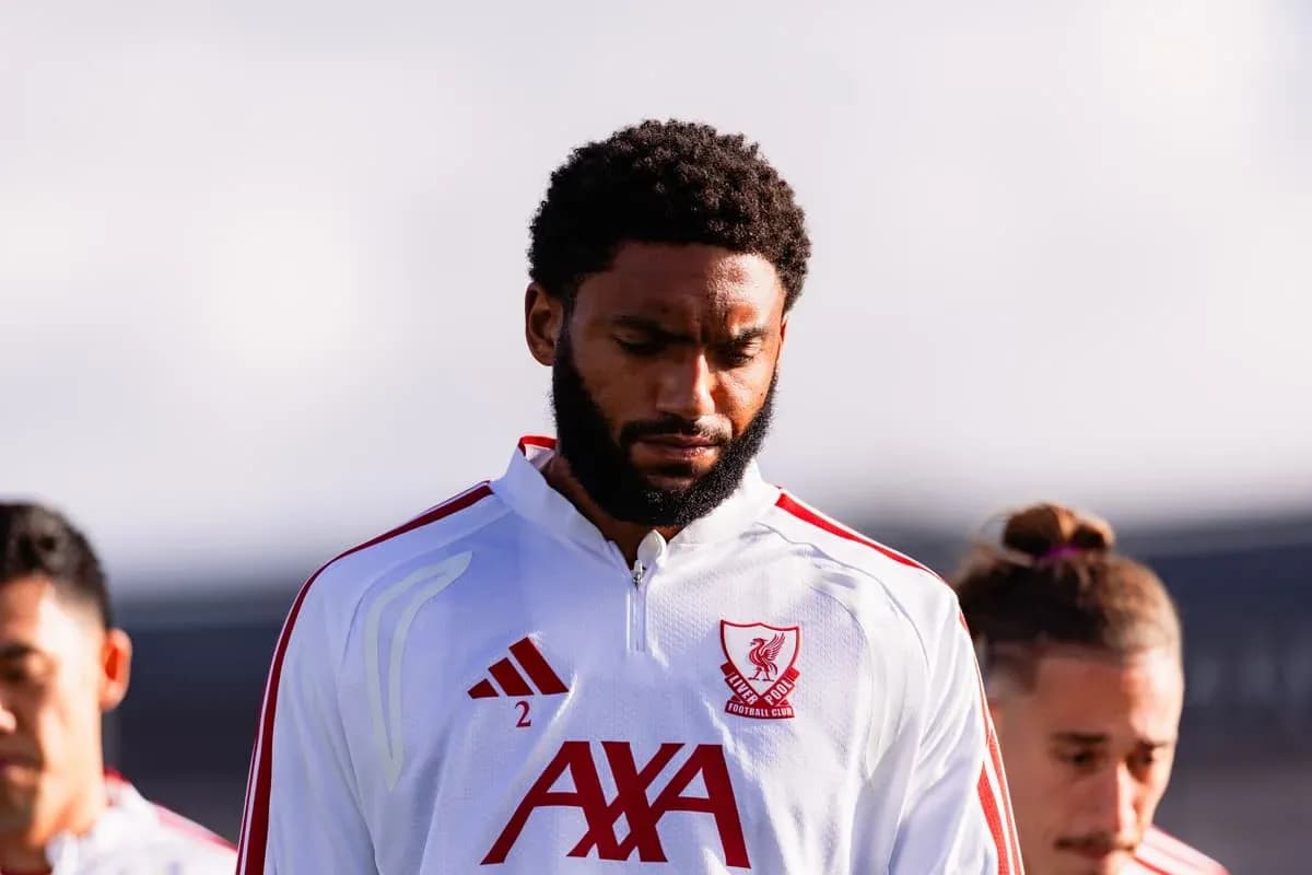 Jugador de Liverpool FC en la alineación previa al partido