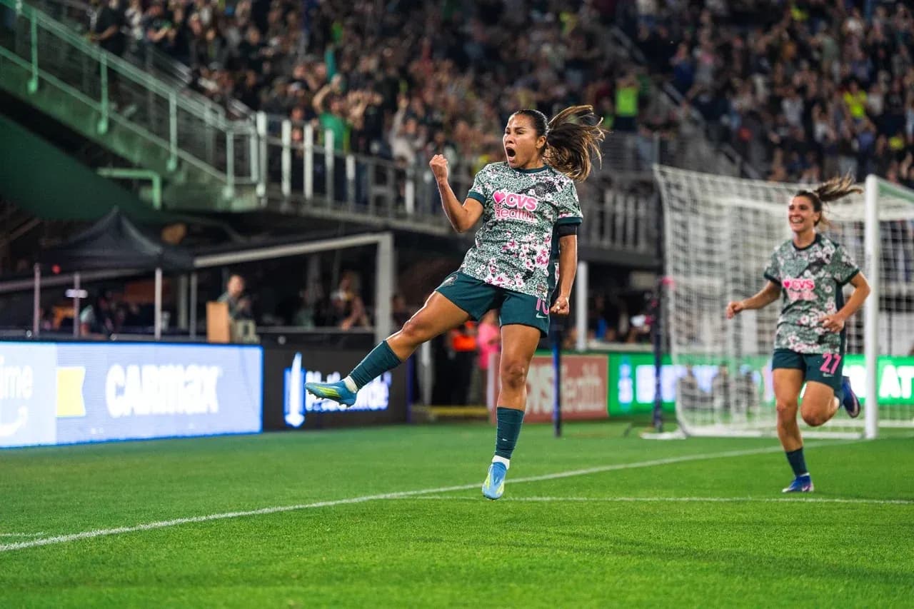 Jugadora celebra un gol en el partido