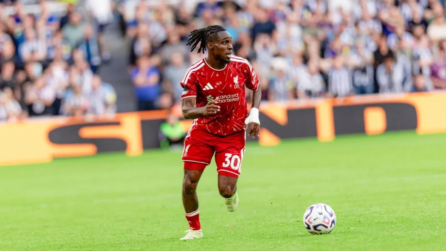 Jugador de Liverpool corriendo tras el balón en el campo