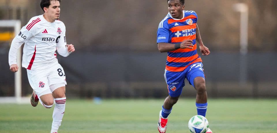Jugador de FC Cincinnati II driblando el balón