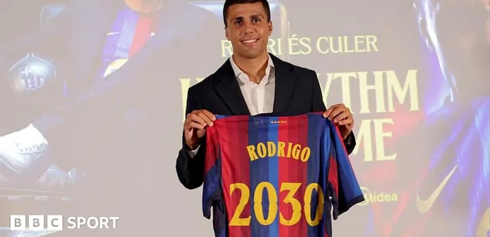 Jugador presenta camiseta del FC Barcelona con nombre