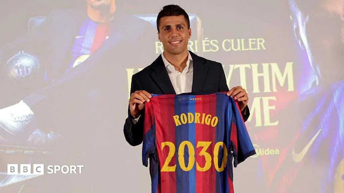 Jugador presenta camiseta del FC Barcelona con nombre