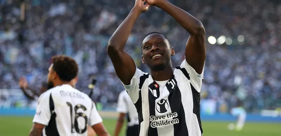 Jugador aplaudiendo a la afición tras el partido