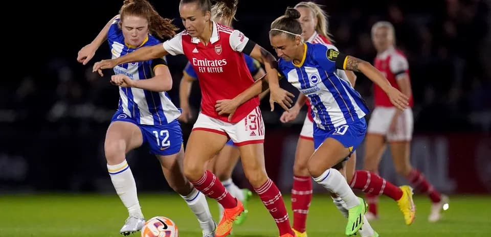 Tres jugadoras compiten por el balón en el partido