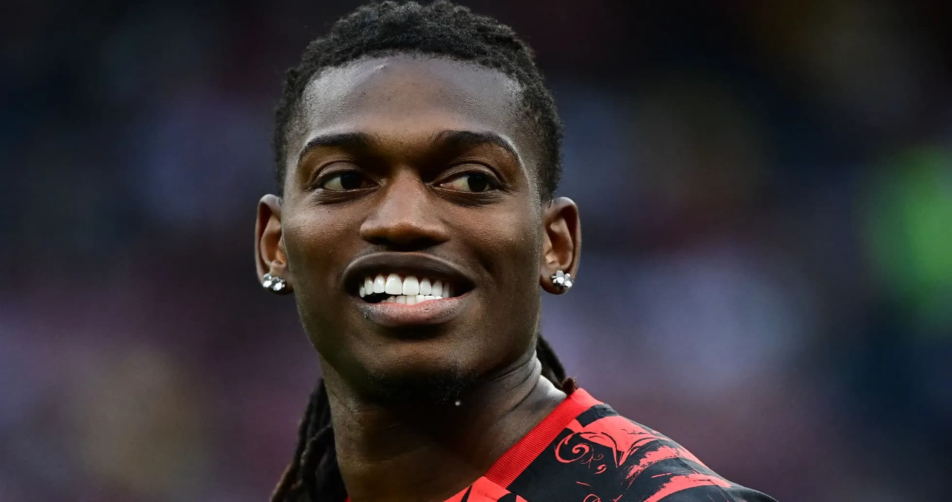 Jugador sonriente en uniforme rojo durante el partido