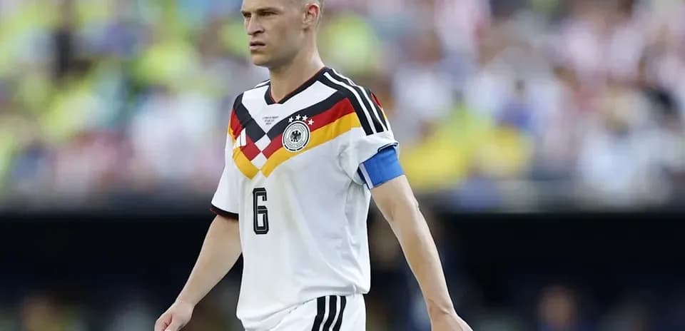Jugador de Alemania con brazalete de capitán en el campo