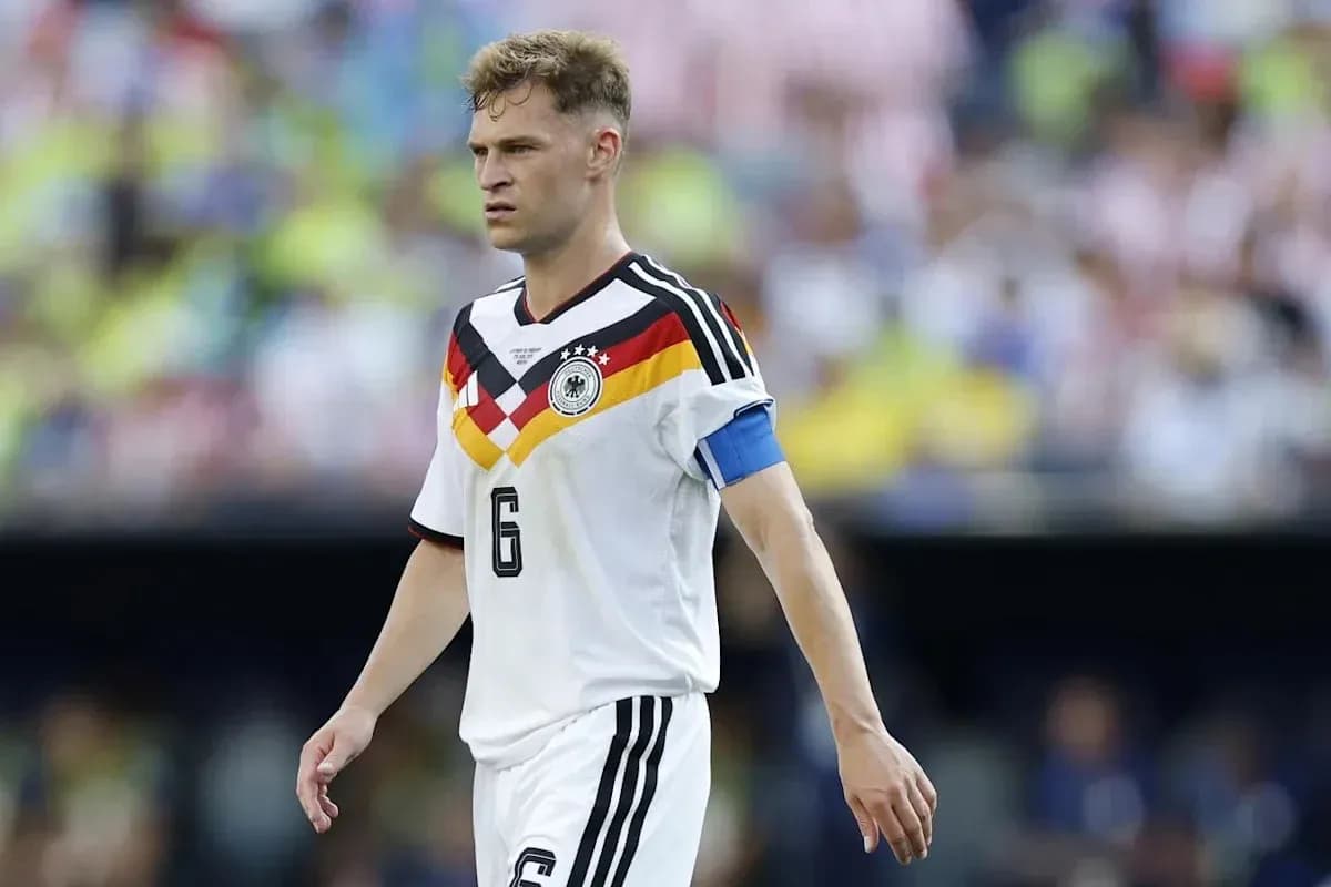 Jugador de Alemania con brazalete de capitán en el campo
