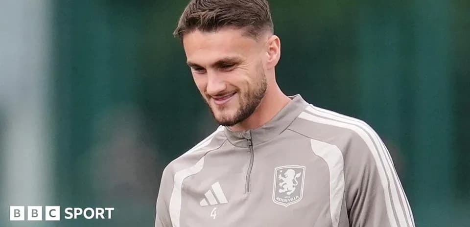 Jugador de Aston Villa durante entrenamiento en campo