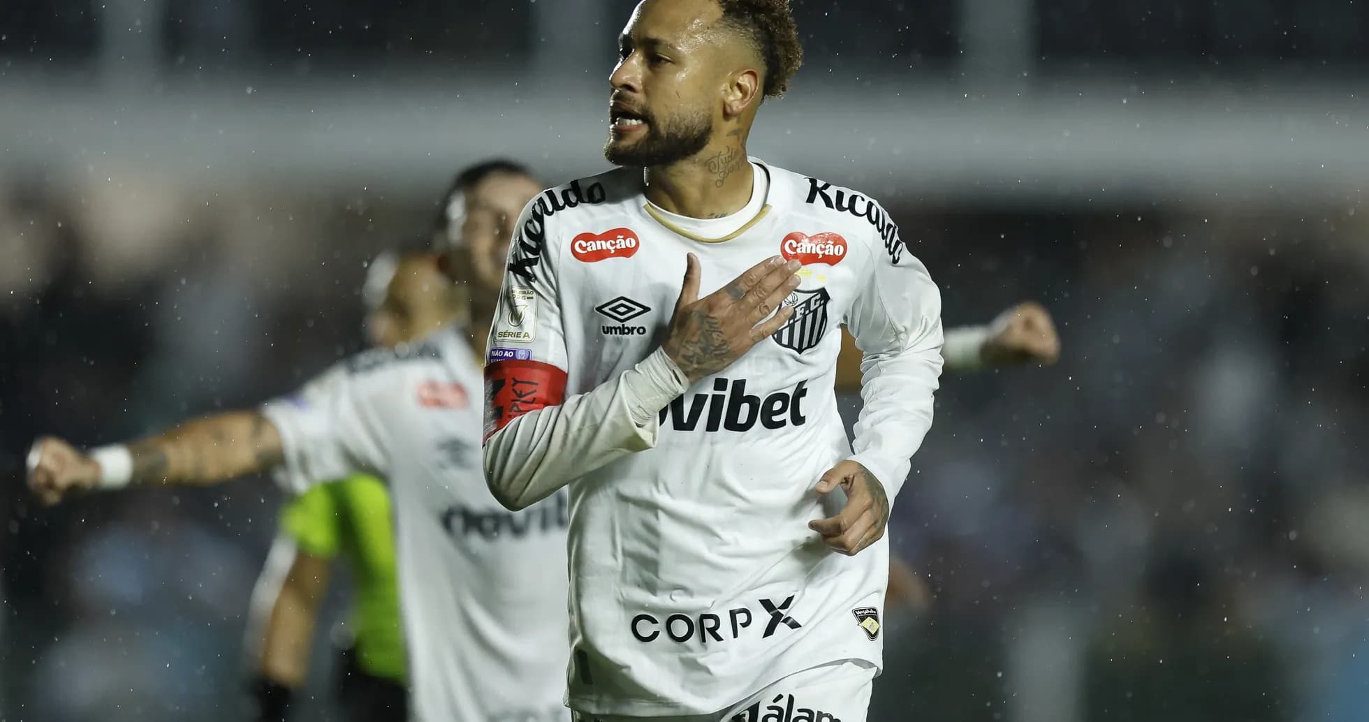 Neymar celebrando un gol con Santos en la lluvia