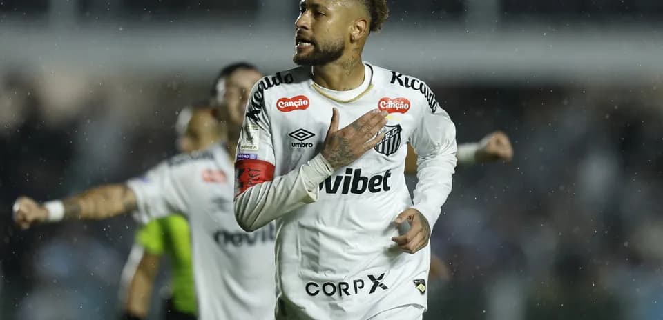 Neymar celebrando un gol con Santos en la lluvia