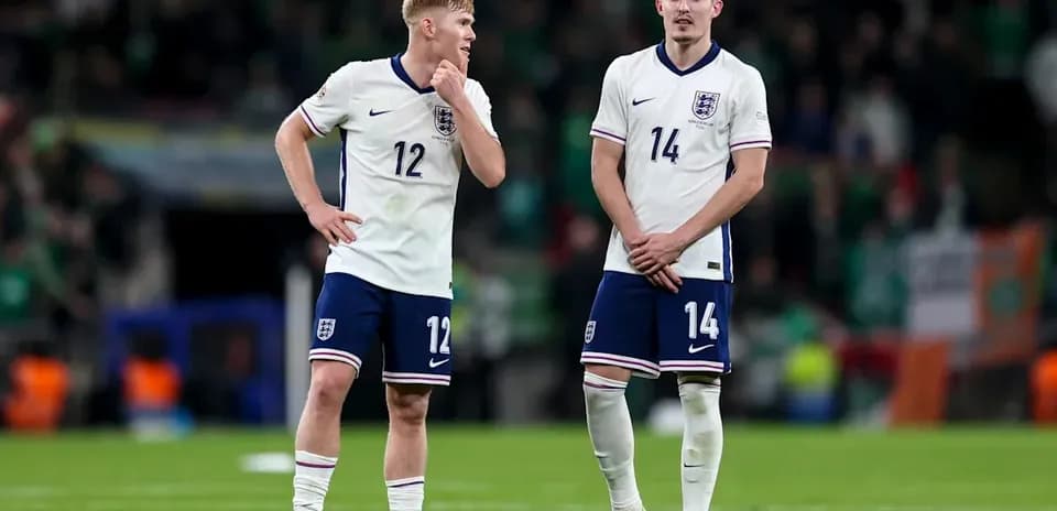 Jugadores de Inglaterra conversando tras el partido