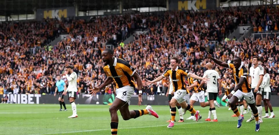 Jugador de Hull City celebra un gol con compañeros