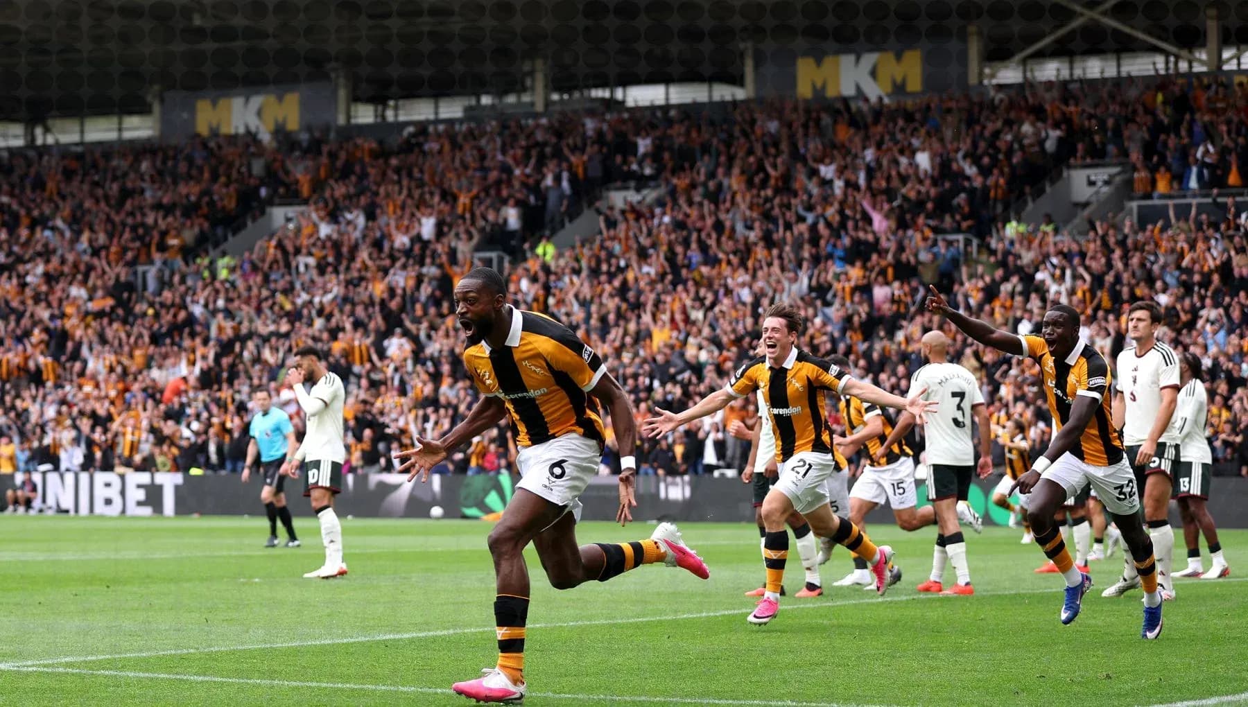 Jugador de Hull City celebra un gol con compañeros
