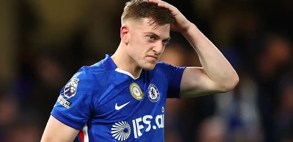 Jugador de Chelsea con camiseta azul en el campo