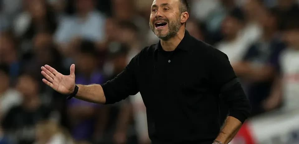 Entrenador dando instrucciones durante el partido