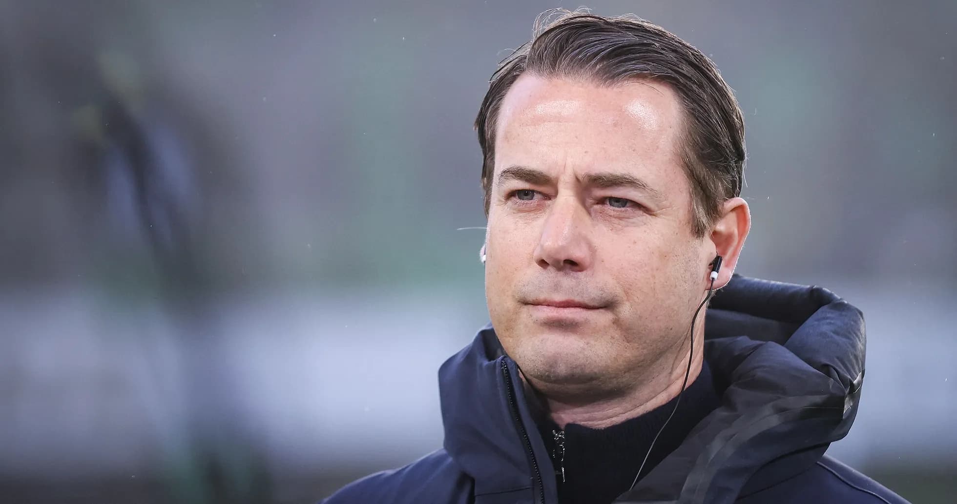 Entrenador en la línea de banda durante un partido
