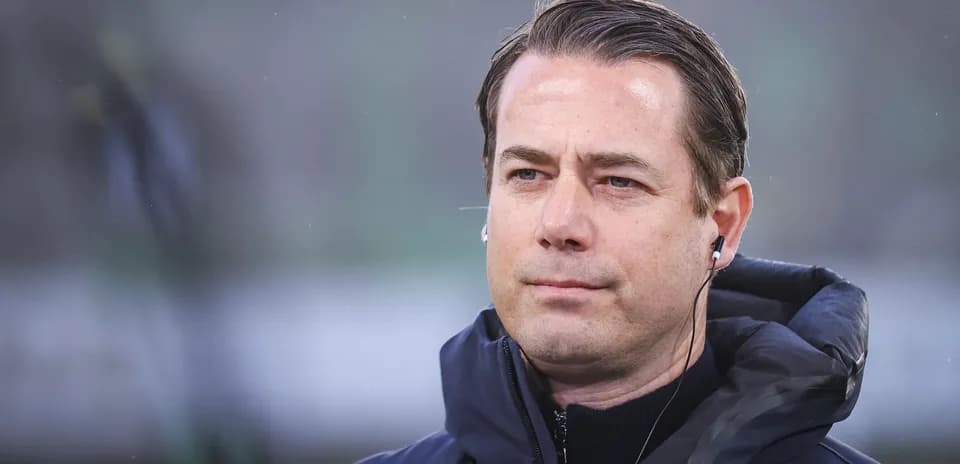 Entrenador en la línea de banda durante un partido